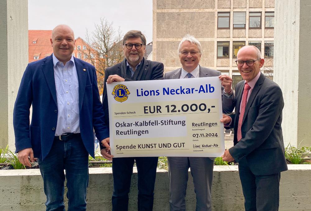 Scheckübergabe Lions Club Neckar-Alb: Von links nach rechts: Lions Club Neckar-Alb Präsident Matthias Betz mit Wilfried Thron vom Lions Club, Kulturbürgermeister Robert Hahn und Uwe Weber, Leiter des Amts für Schulen, Jugend und Sport